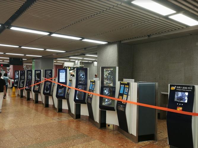 暴行袭港铁 公共设施遭肆意破坏，法治底线不容践踏